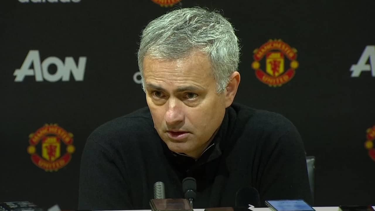 Beeld uit video: Mourinho: 'Manchester City koopt backs voor de prijzen van spitsen'