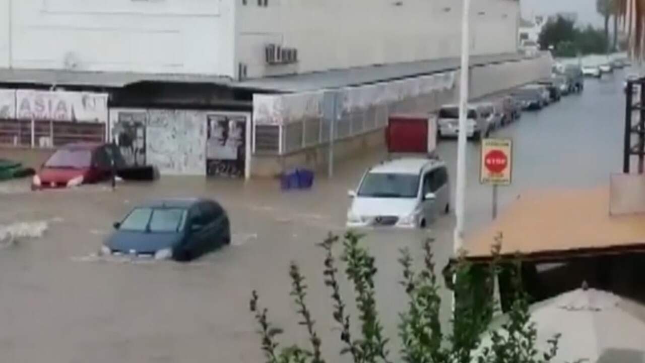 Beeld uit video: Spaanse stad Alicante loopt onder door hevige regenval