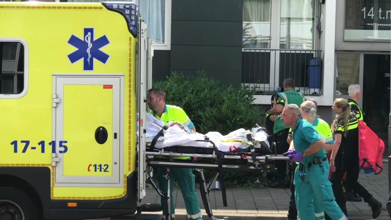 Beeld uit video: Neergeschoten verdachte Schiedam afgevoerd in ambulance