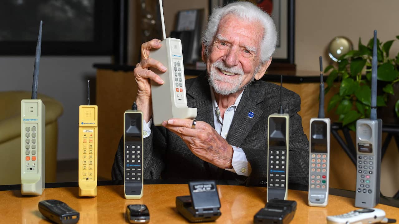 The inventor of cell phones wants people to spend less time staring at screens |  Technique