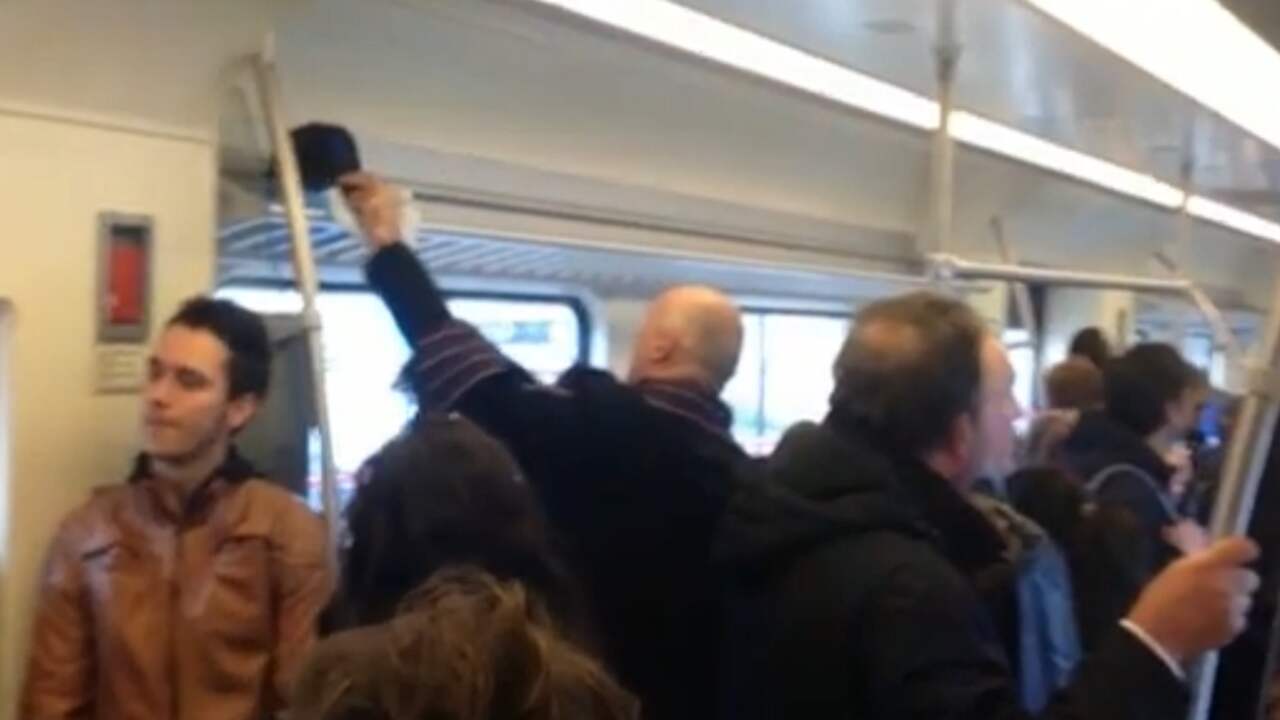 Beeld uit video: Overvolle treinen zorgen voor ergernis bij reizigers