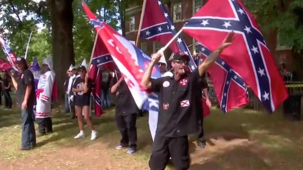 Beeld uit video: Ku Klux Klan en tegenstanders lijnrecht tegenover elkaar in Virginia