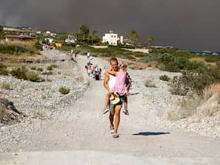 Een evacuatie in Rhodos tijdens de bosbranden van 2023.