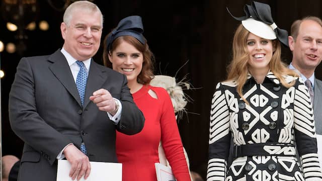 Andrew met zijn dochters Eugenie en Beatrice.