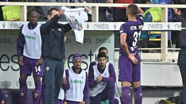 Fiorentina won met 1-0 dankzij een treffer van Victor Hugo. De Braziliaan bracht na zijn doelpunt een eerbetoon aan zijn overleden teamgenoot.
