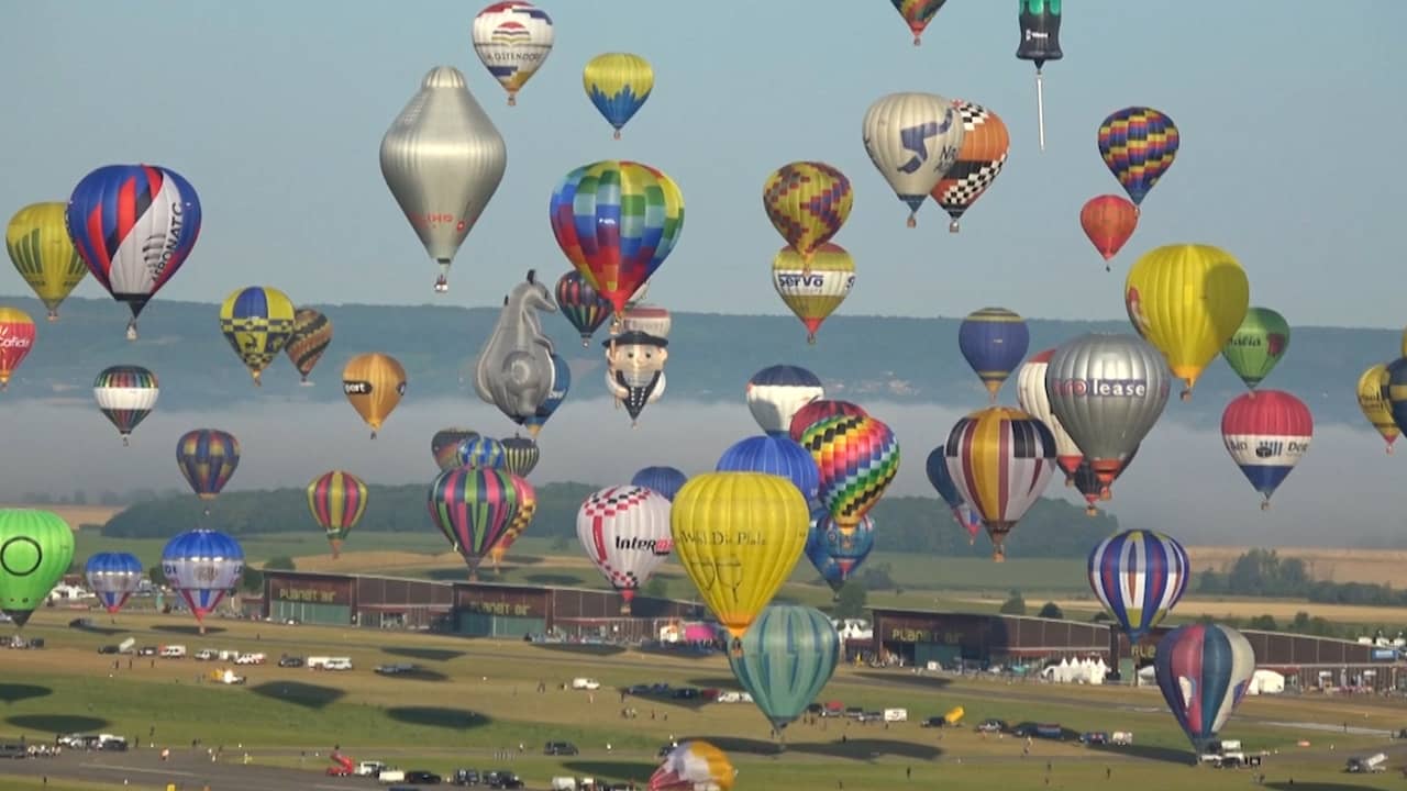 Beeld uit video: Honderden luchtballonnen kleuren lucht boven Frankrijk