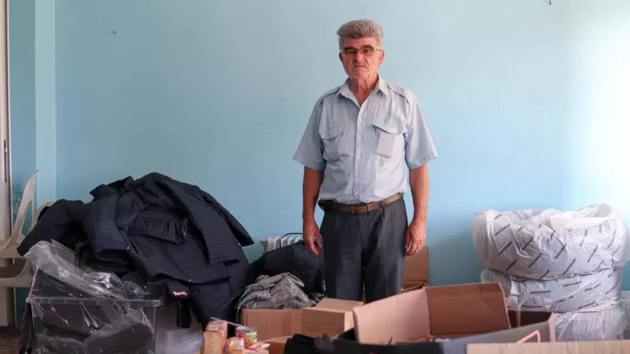 Mehmet Hamdi Aksoy is dorpshoofd van het Turkse grensdorpje Elçili. In een rommelkamer naast zijn kantoor liggen wat hulpgoederen voor migranten die door Griekenland worden teruggestuurd.