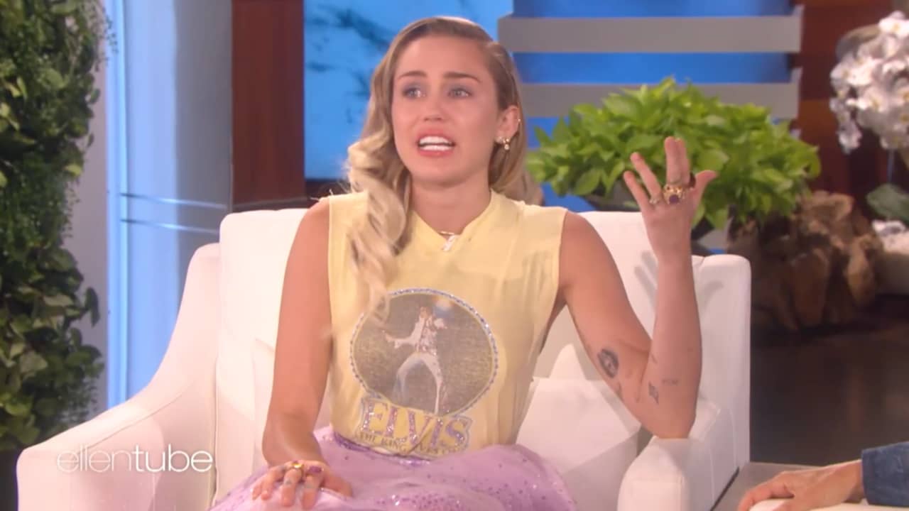 Beeld uit video: Miley Cyrus barst in huilen uit als ze over slachtoffers van Harvey praat