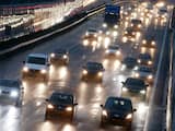 Drukte en regen tijdens de avondspits op de A20 ring Rotterdam. 