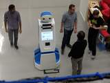 Robot wijst passagiers op Schiphol de weg