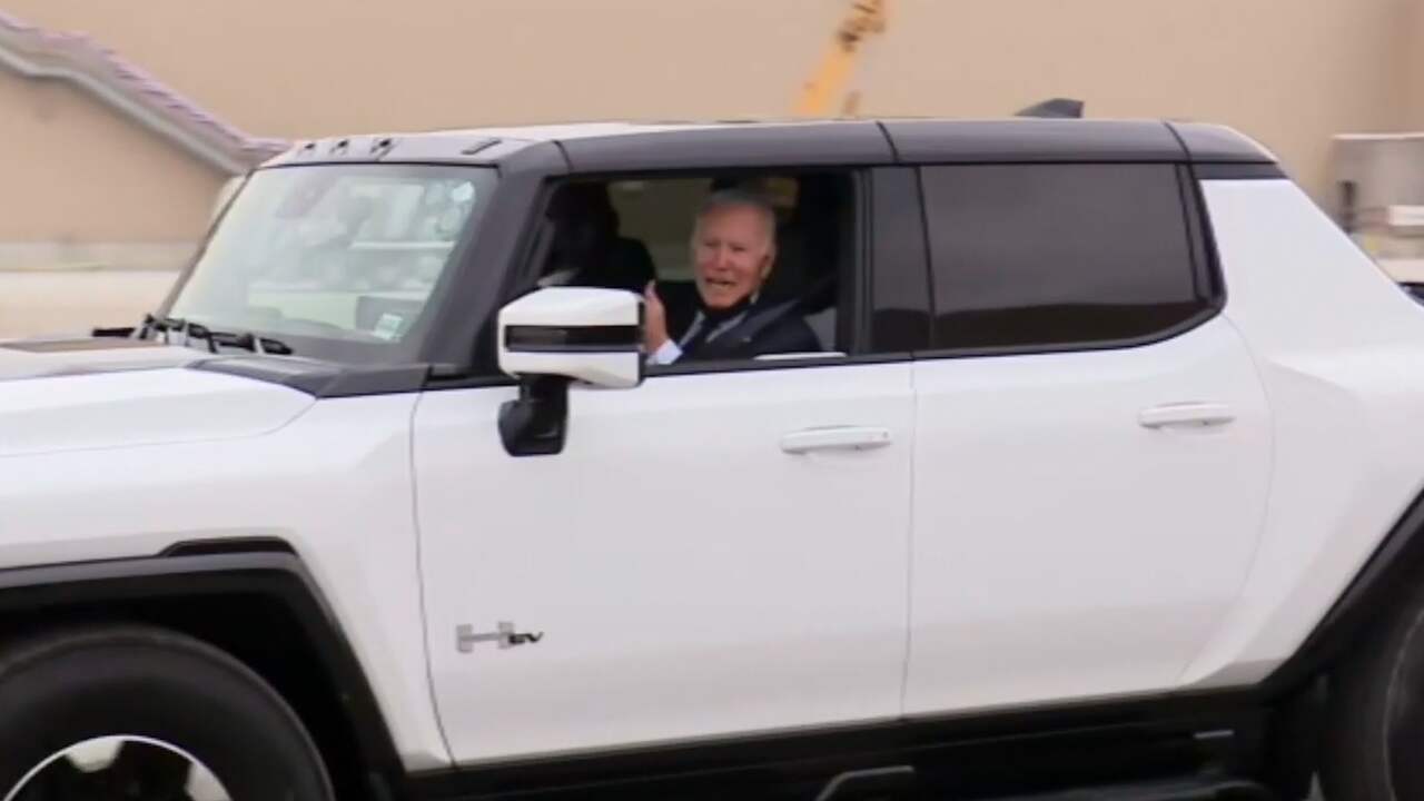 Beeld uit video: Joe Biden trekt 'stoplichtsprintje' in elektrische Hummer
