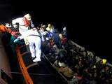 Italiaanse kustwacht redt migranten van overvolle boot