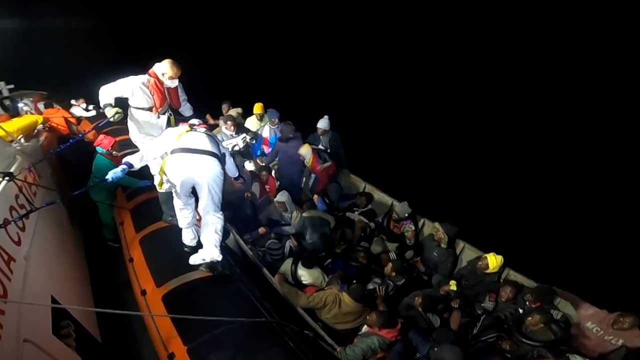 Beeld uit video: Italiaanse kustwacht redt migranten van overvolle boot