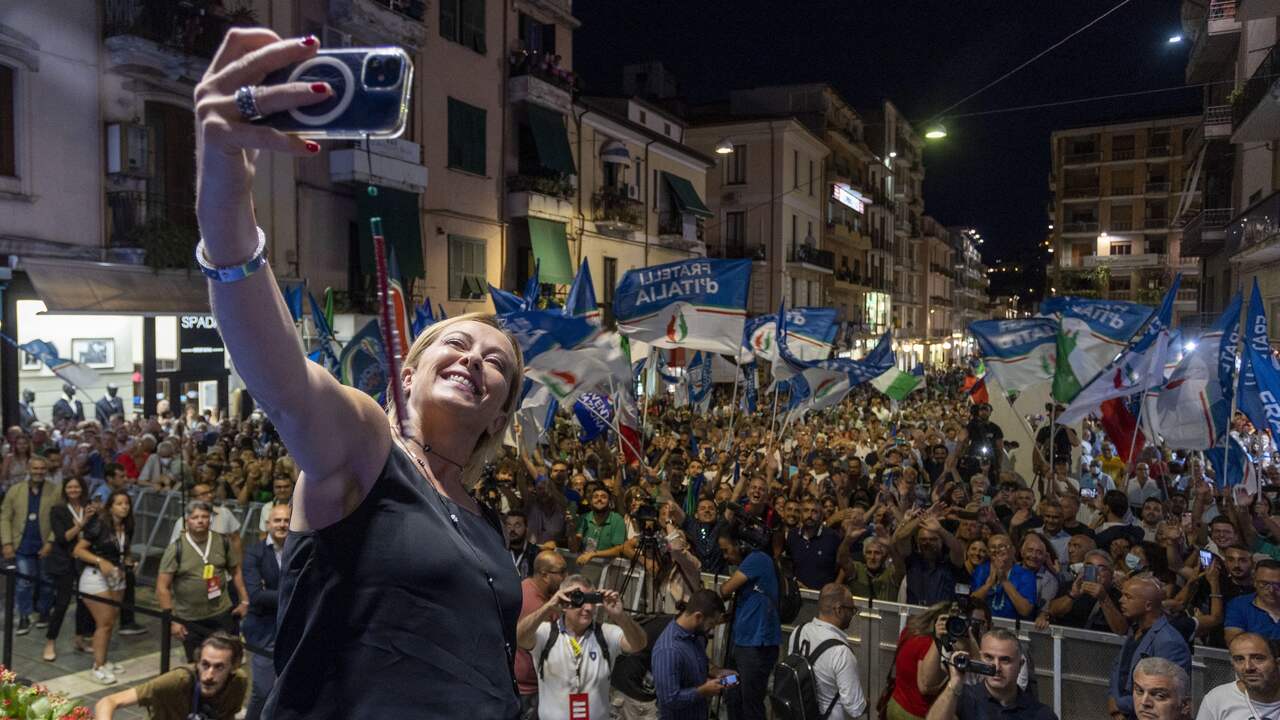 Giorgia Meloni posa per un selfie con i suoi sostenitori durante un comizio a Cosenza.