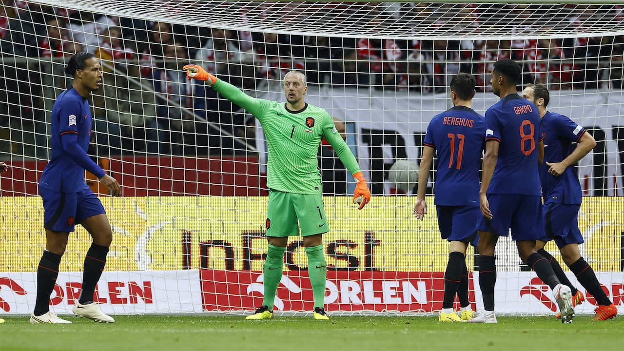 Pasveer debuteert als 38-jarige: 'Een van de mooiere avonden uit mijn leven' | Voetbal | NU.nl