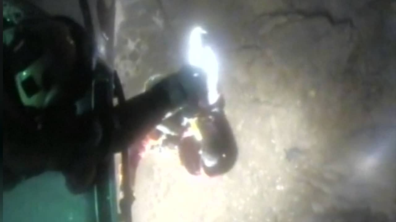 Beeld uit video: Britse kustwacht redt met helikopter man van rots in zee