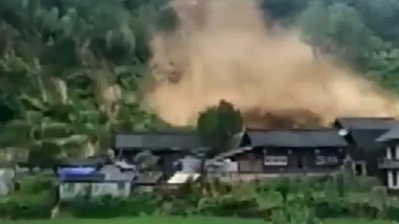 Beeld uit video: Video: Modderstroom verwoest dorp in China