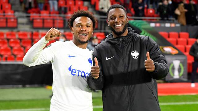 Vreugde na afloop bij Loïs Openda en Riechedly Bazoer.