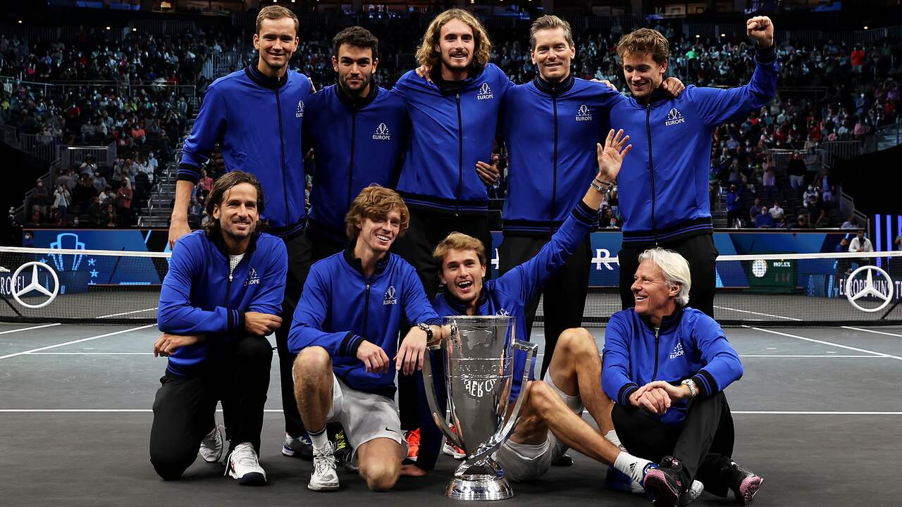 La squadra europea festeggia la vittoria della Laver Cup nel 2021.