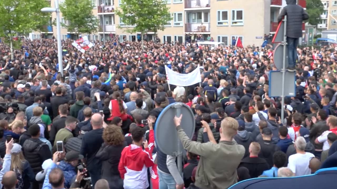 Honderden fans betuigen steun aan Nouri in Geuzenveld