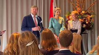 Koning grapt in Zweden: 'Excuses, geen bier en bitterballen'