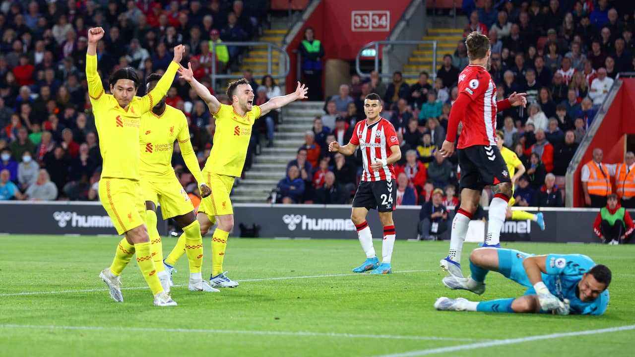 Opgeluchte spelers van Liverpool juichen na het doelpunt van Joël Matip.