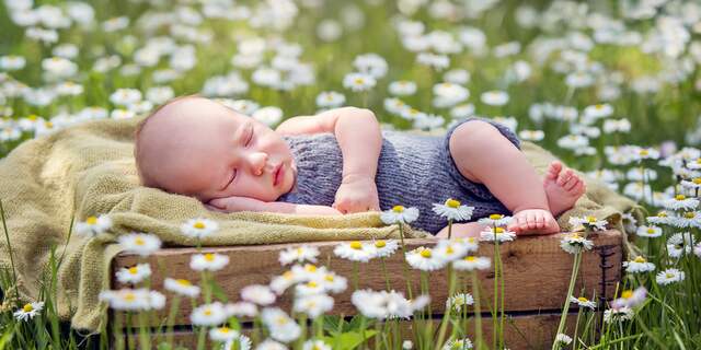 Baby slaapt lekker buiten