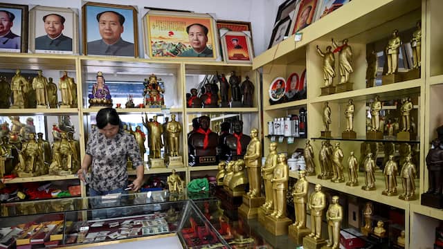 Onder Mao Zedong, wiens portret nog steeds het Chinese straatbeeld domineert, grijpt de CCP in 1949 de macht in China.