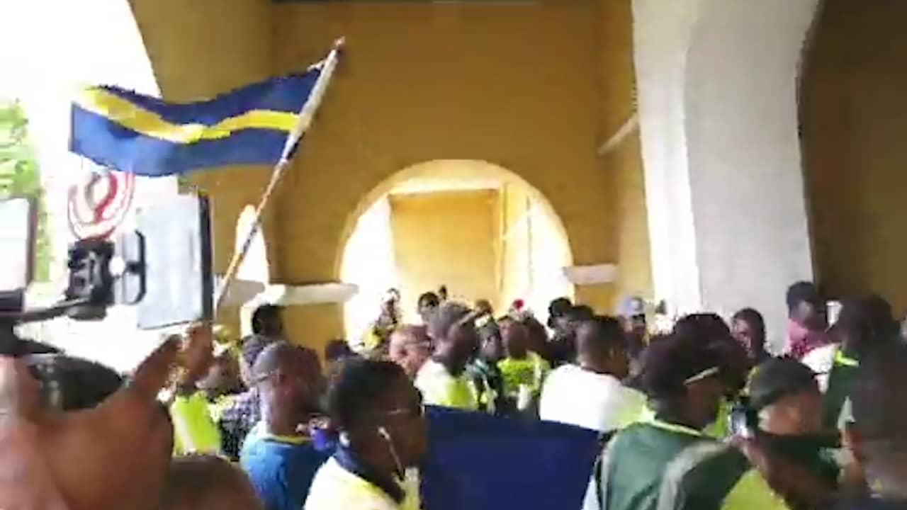 Beeld uit video: Betogers op Curaçao bestormen regeringsgebouw