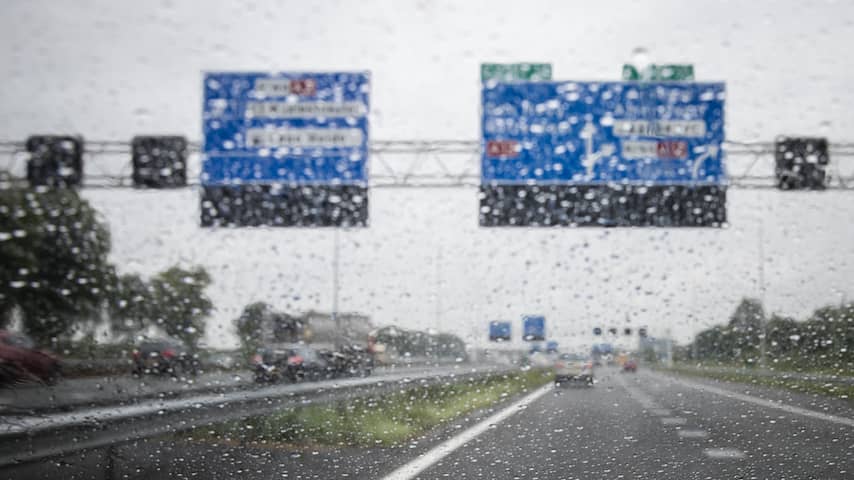 Rijkswaterstaat waarschuwt voor gladheid op weg na regen op dinsdag