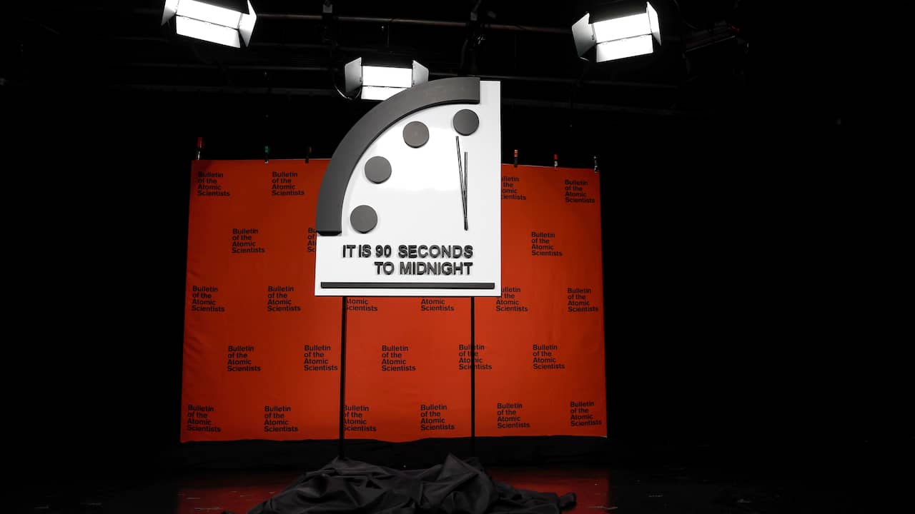 The Doomsday Clock indicates the latest time ever: ninety seconds before midnight |  Sciences