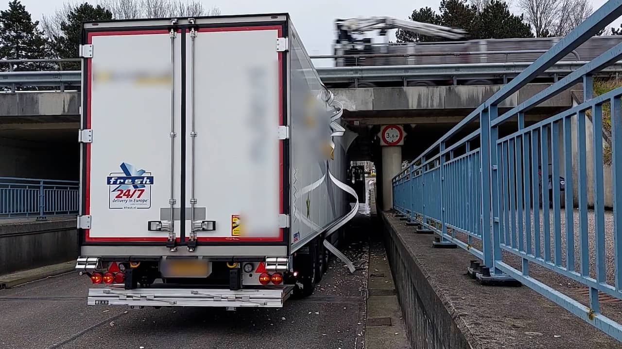 Beeld uit video: Vrachtwagen zit muurvast onder berucht viaduct in Waalwijk