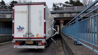 Vrachtwagen zit muurvast onder berucht viaduct in Waalwijk