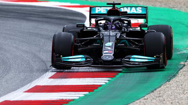 Lewis Hamilton was het snelst in de tweede vrije training voor de Grand Prix van Oostenrijk.