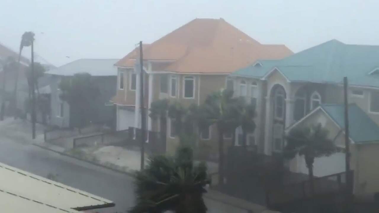 Beeld uit video: Orkaan Michael rukt daken van huizen in Florida