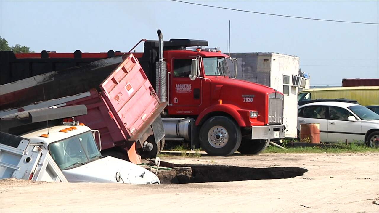 Sinkhole in Florida slokt meerdere vrachtwagens op