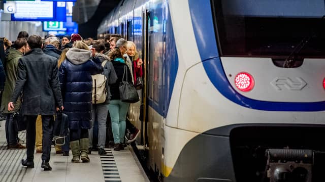 Treinverkeer van en naar Schiphol flink verstoord na aanrijding met persoon. Treinverkeer van en naar Schiphol flink verstoord na aanrijding met persoon.