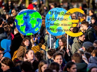 Klimaatspijbelaars protesteren 14 maart op de Dam in Amsterdam