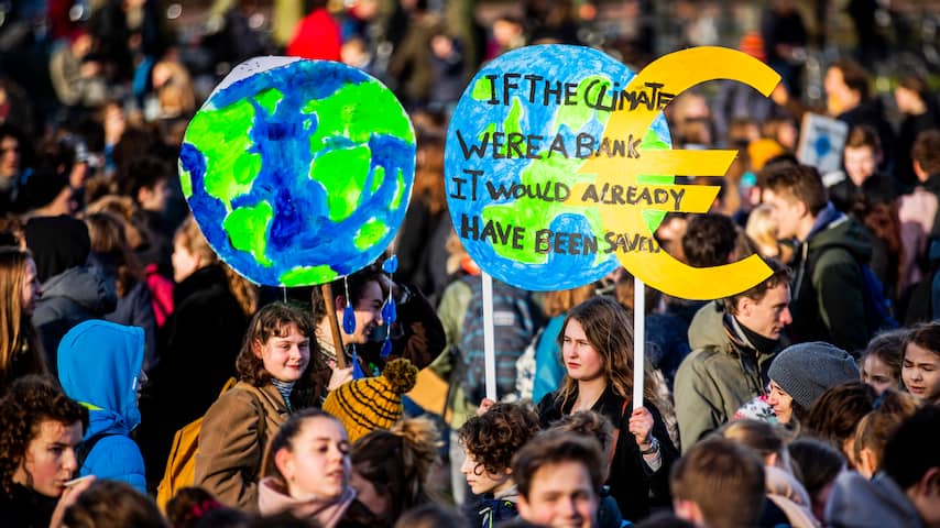 Mars van ruim 15.000 'klimaatspijbelaars' door Den Haag rustig verlopen