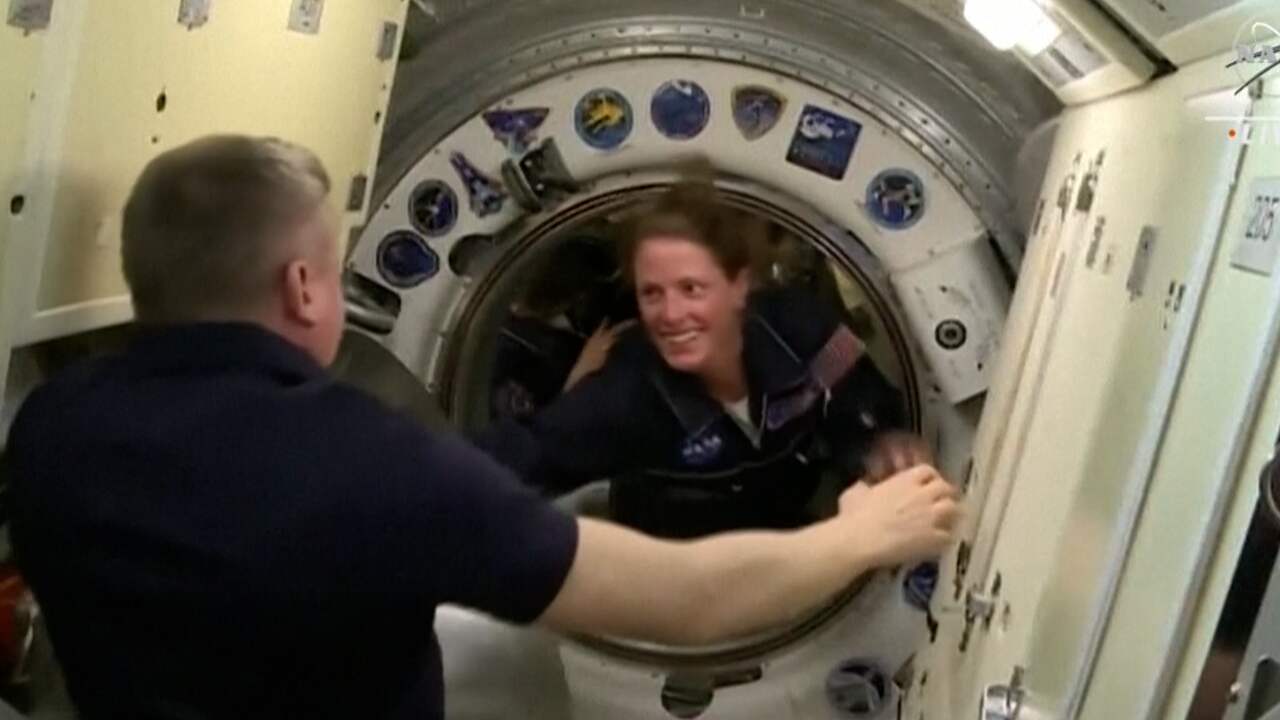 Beeld uit video: Amerikaan en Russen zweven ruimtestation ISS binnen