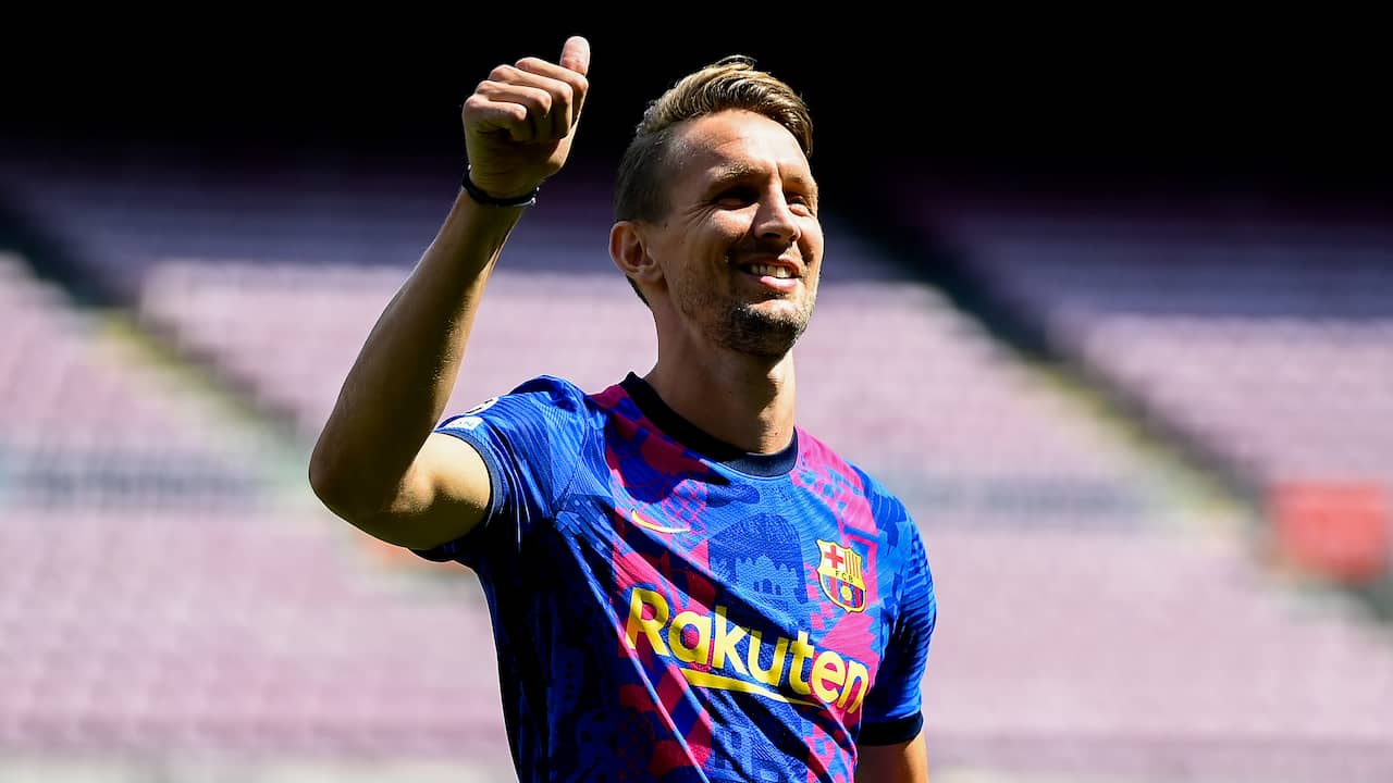 Beeld uit video: Luuk de Jong houdt bal hoog bij presentatie in Camp Nou
