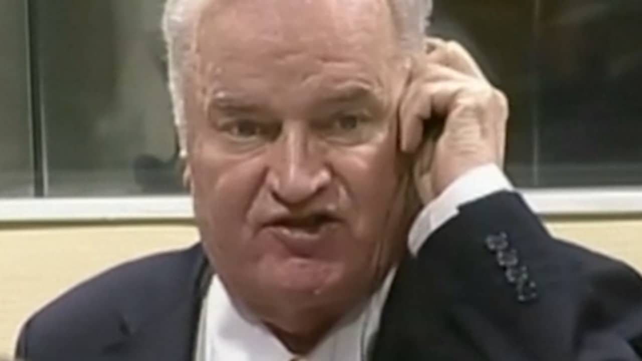 Beeld uit video: Rechter stuurt boze Mladic uit zaal tijdens voorlezen vonnis