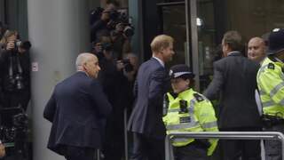 Prins Harry arriveert bij rechtbank voor getuigenis tegen tabloids