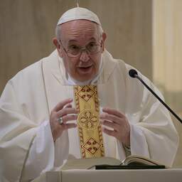 Paus Franciscus met luchtweginfectie opgenomen in ziekenhuis