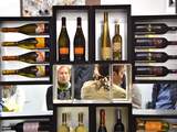 Zondag 10 april: Bezoekers van de vijftigste editie van Vinitaly in Verona, een van de grootste wijnbeurzen ter wereld, bewonderen een collectie bijzondere flessen.