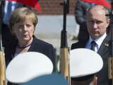 Merkel en Poetin leggen krans bij Graf Onbekende Soldaat in Moskou