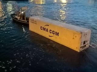 Tientallen lege containers vallen van schip op Maasvlakte