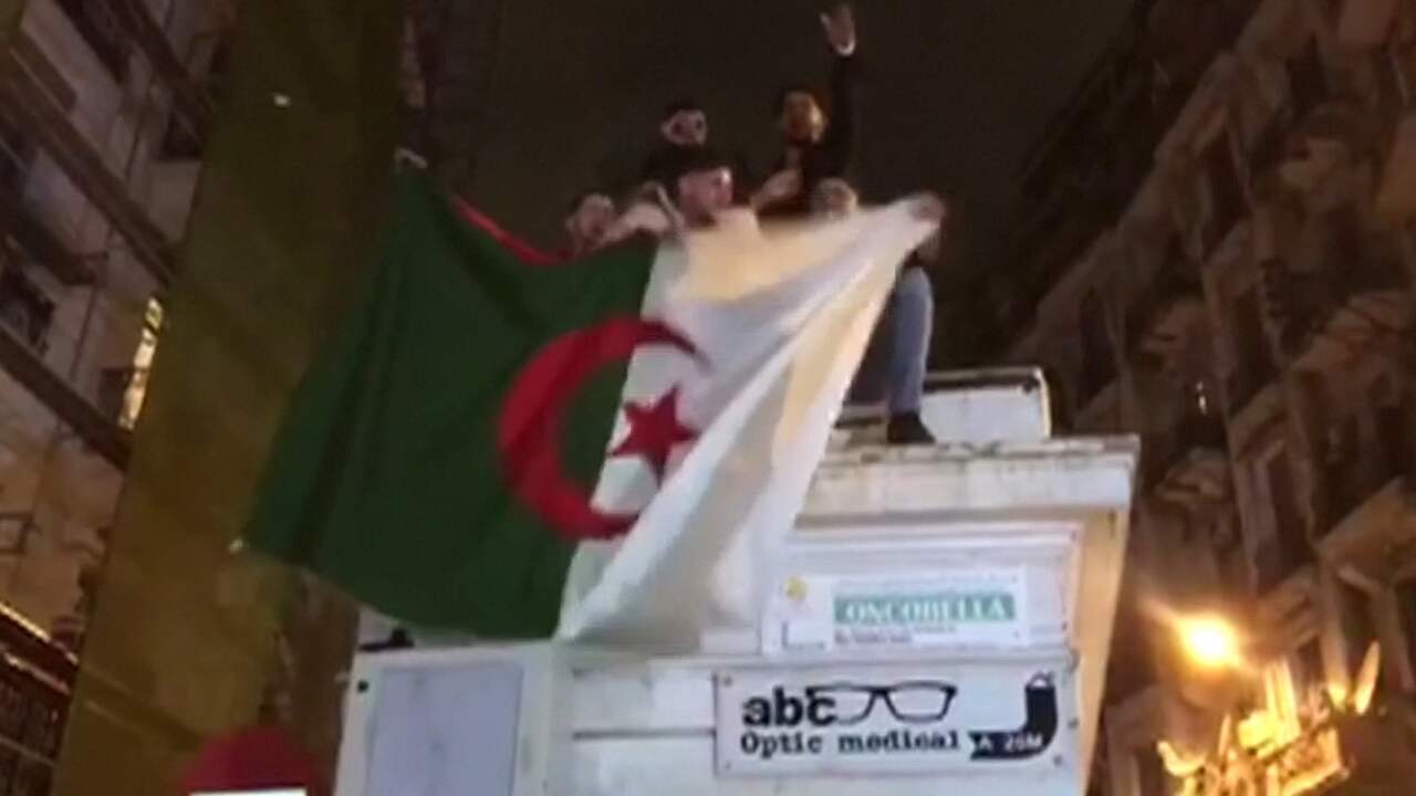 Beeld uit video: Algerijnen vieren dat president afziet van herverkiezing