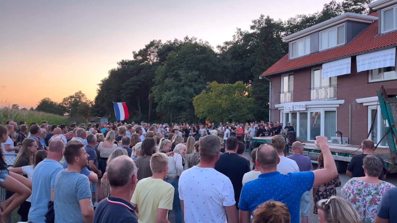 Beeld uit video: Betogers en politici protesteren opnieuw bij azc-hotel in Albergen