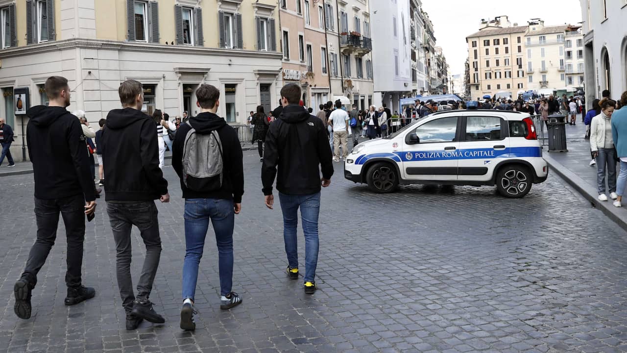 La polizia italiana scorta i tifosi del Feyenoord al sicuro dopo l’attacco ai tifosi della Roma |  Calcio